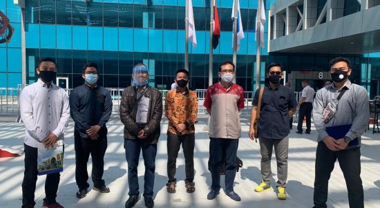 Dr. Usman Syihab bersama pengurus IKPM Kairo di Bandara Internasional Kairo. (Sumber: Dokumentasi Informatika/Inayah)