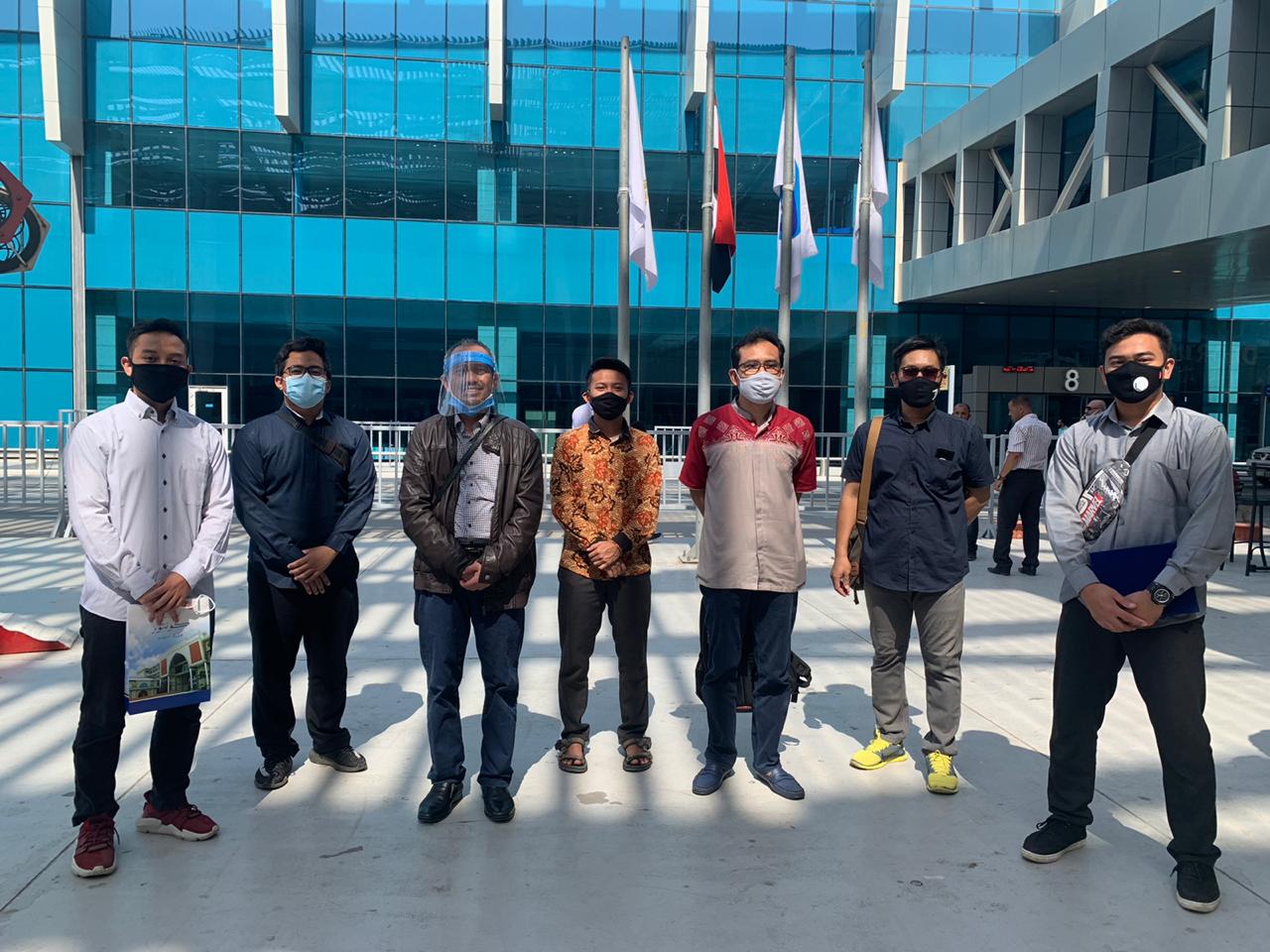 Dr. Usman Syihab bersama pengurus IKPM Kairo di Bandara Internasional Kairo. (Sumber: Dokumentasi Informatika/Inayah)