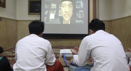 Nonton bareng seminar online di Aula Sekretariat IKPM Cabang Kairo. (Sumber: Dok. IKPM Cabang Kairo)