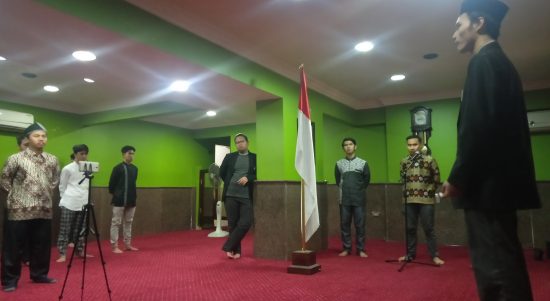 Upacara bendera di Auditorium asrama Darul Hasan. (Sumber: Dokumentasi Dewan Pengurus KMJ)