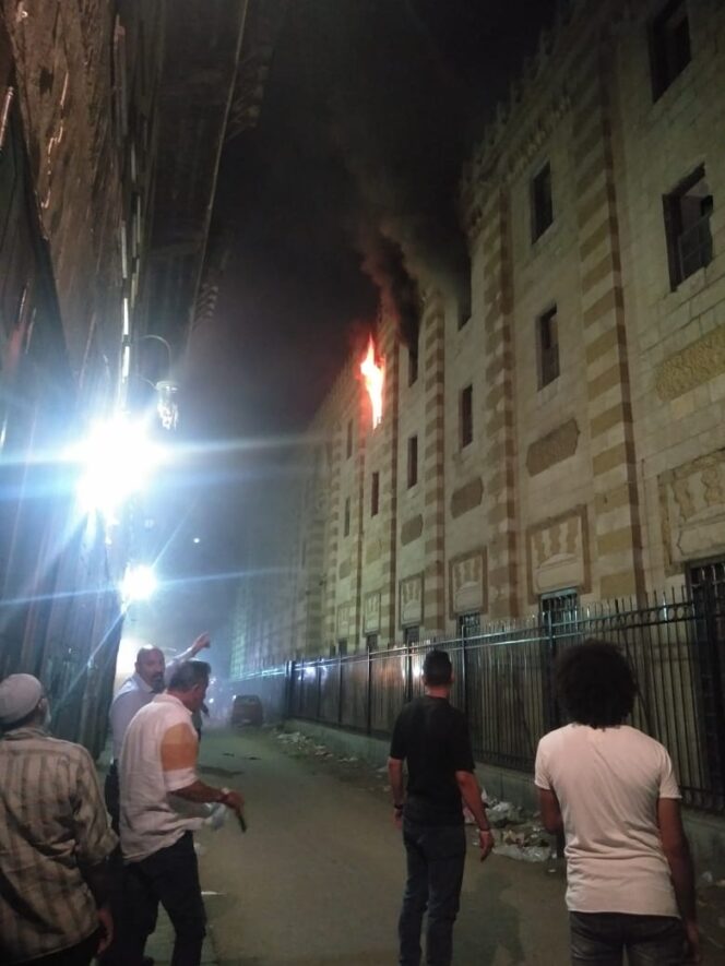 
Kobaran Api Terlihat di Belakang Masjid Al-Azhar, Tiga Jendela Ruwaq Hangus Terbakar