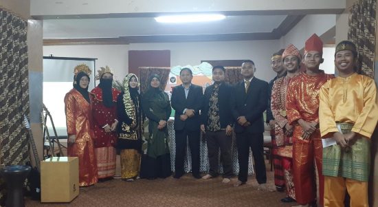 Foto Bersama pemateri, moderator, presiden PPMI Mesir, dan beberapa panitia Jendela Nusantara. (Sumber: Dokumentasi Informatika/Defri)