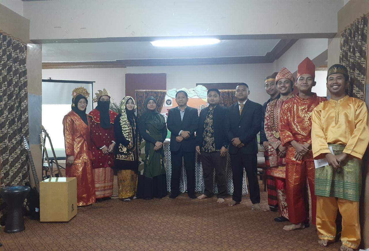 Foto Bersama pemateri, moderator, presiden PPMI Mesir, dan beberapa panitia Jendela Nusantara. (Sumber: Dokumentasi Informatika/Defri)